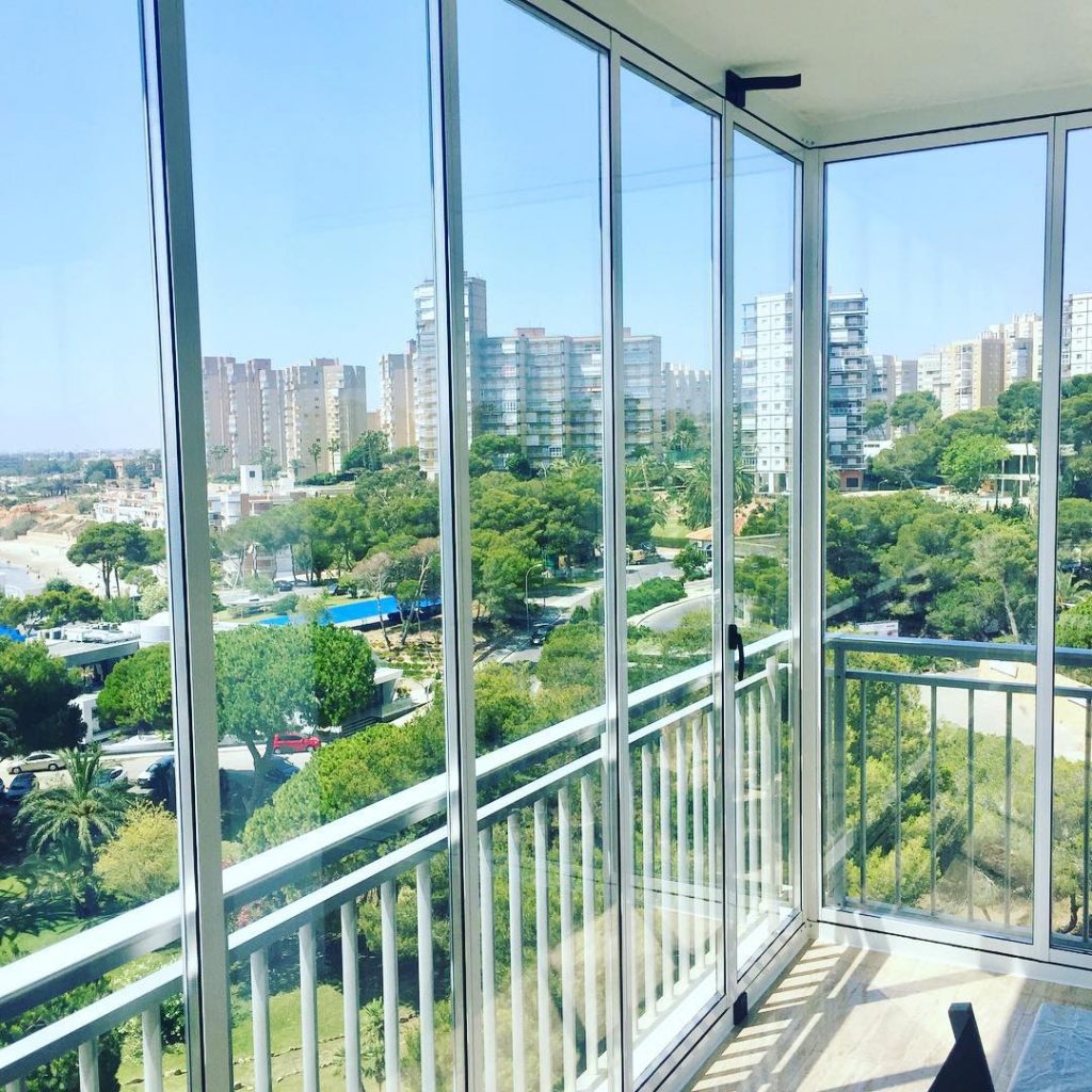 Keep thos amazing views with our glass curtains installed by a professional team